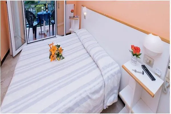 Nicole 3* Pietra Ligure